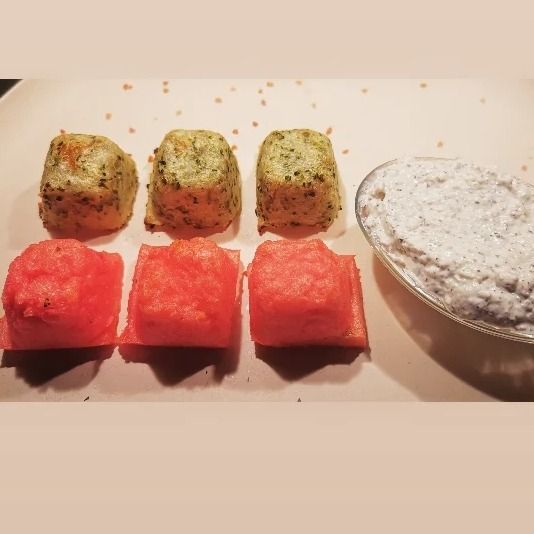 Cubetti sfiziosi e croccanti al gusto di barbabietola e verdure con salsa delicata al formaggio aromatizzata al tartufo nero.