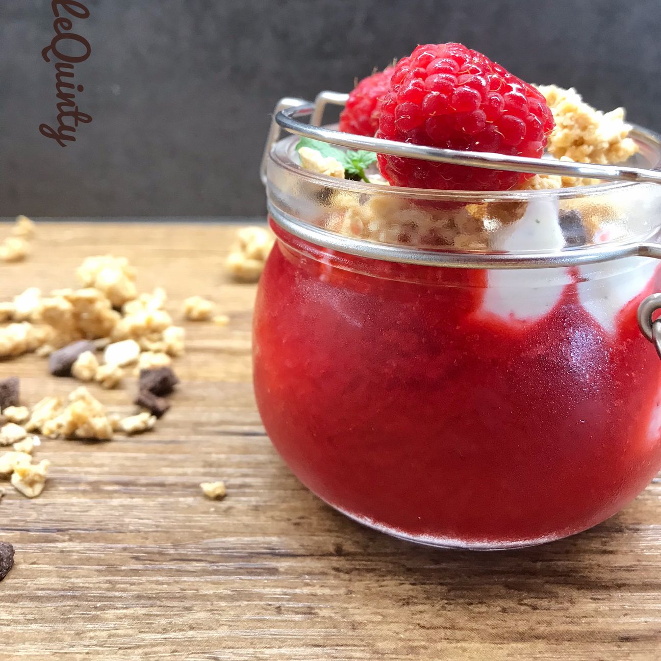 Bicchierini di yogurt e lamponi