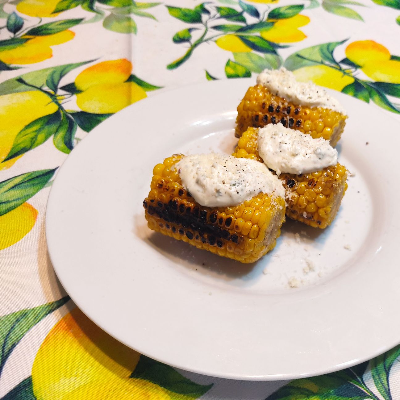 Pannocchie arrostite sulla griglia con robiola, menta , limone, peperoncino e parmigiano grattugiato