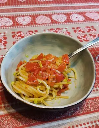 Ricetta Spaghetti affumicati alle erbe aromatiche, concassè di pomodorini Piccadilly e scorza di limone. di mr._knives