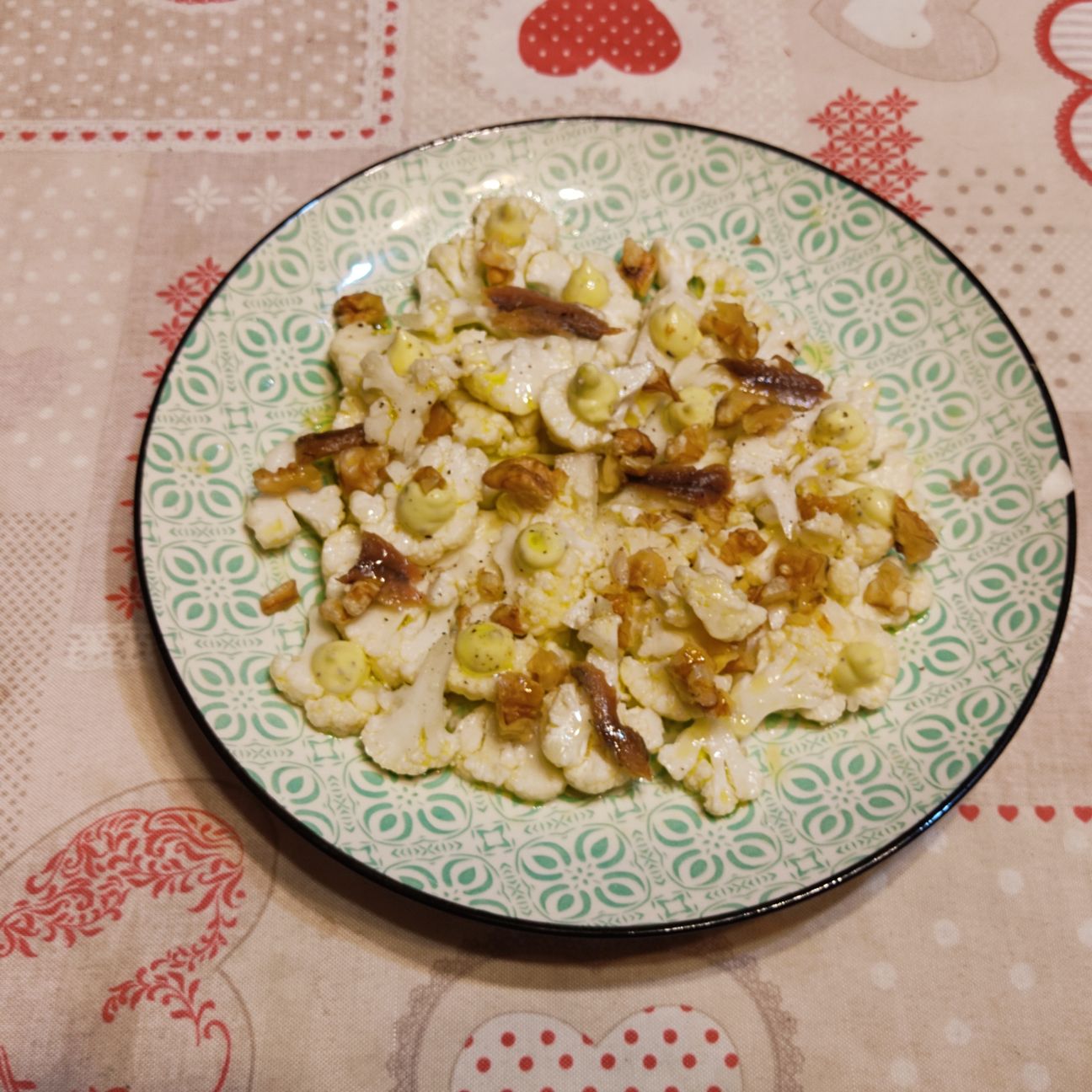 Carpaccio di cavolfiore, Aioli al tartufo nero, acciuga e noci tritate