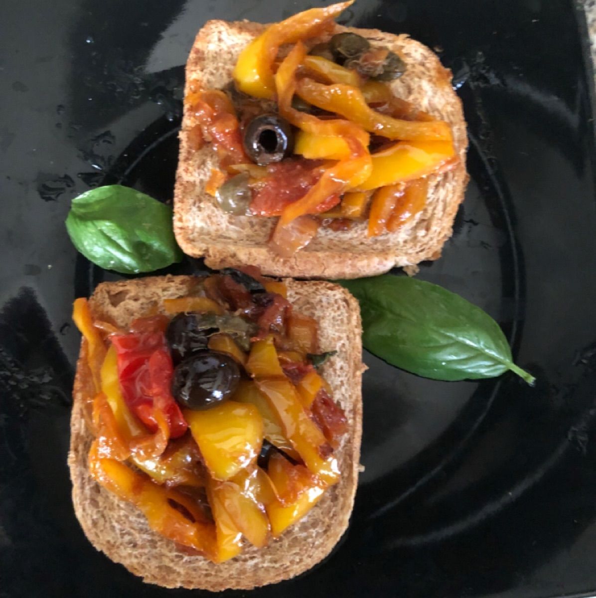 Peperonata con capperi e olive