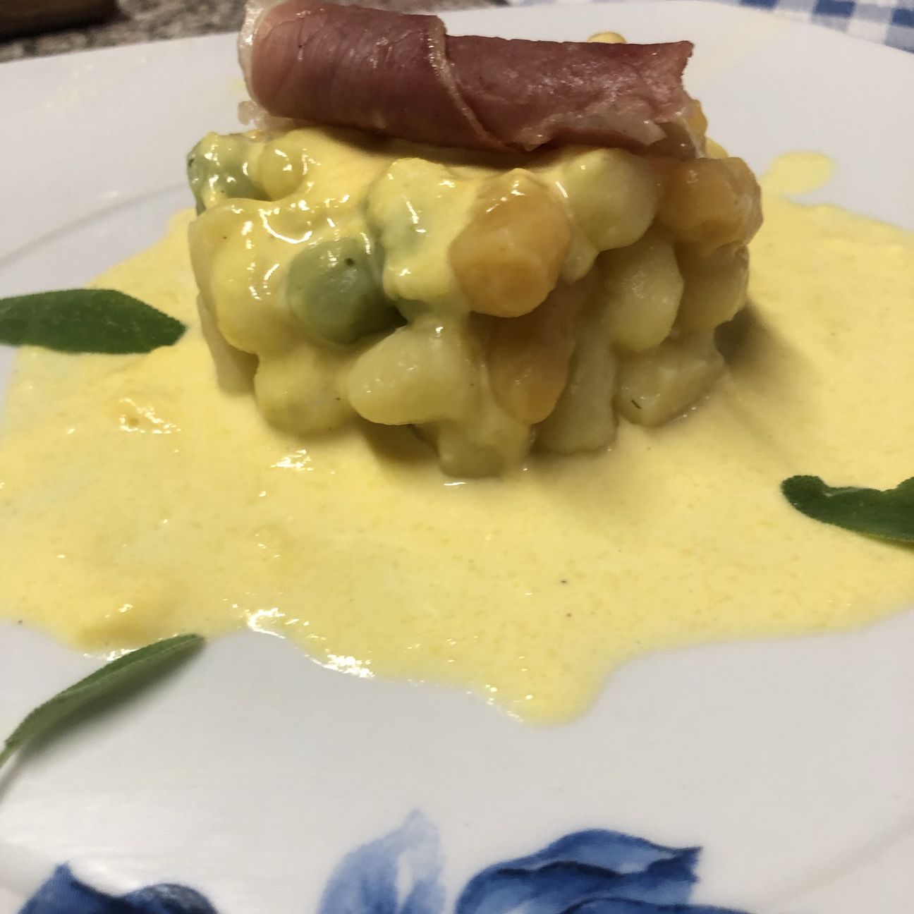 Chicche tricolore alla crema di taleggio con zafferano