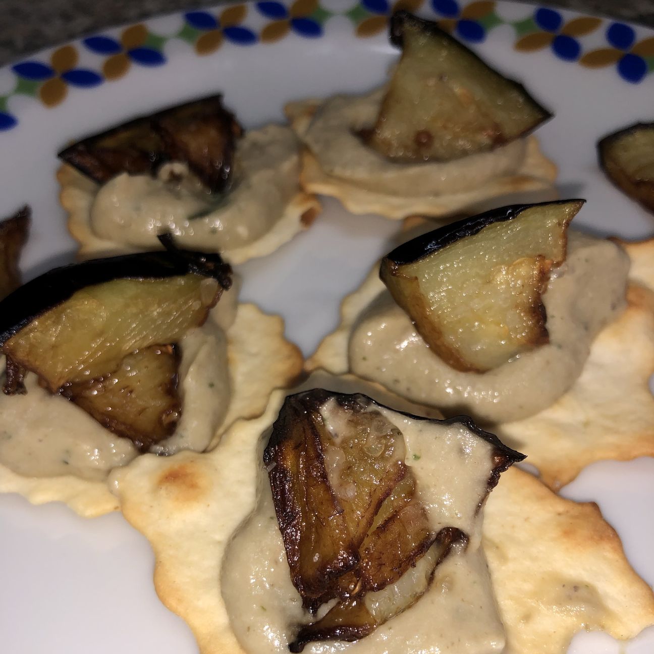 Crostini in crema di melanzane con chips di melanzane