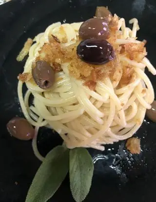 Ricetta Spaghettone aglio e olio con mollica di pane e olive taggiasche di zanolibarbara67