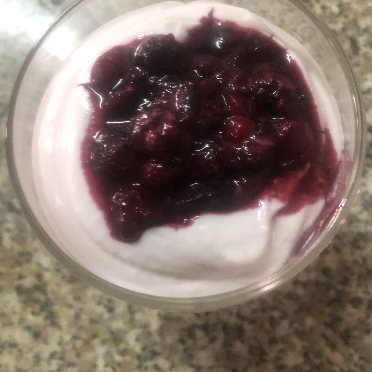 Crema di yogurt e mascarpone com frutti di bosco