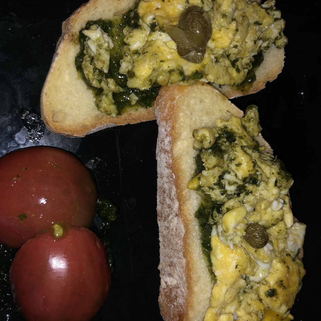 Bruschette all’uovo strapazzato con pesto