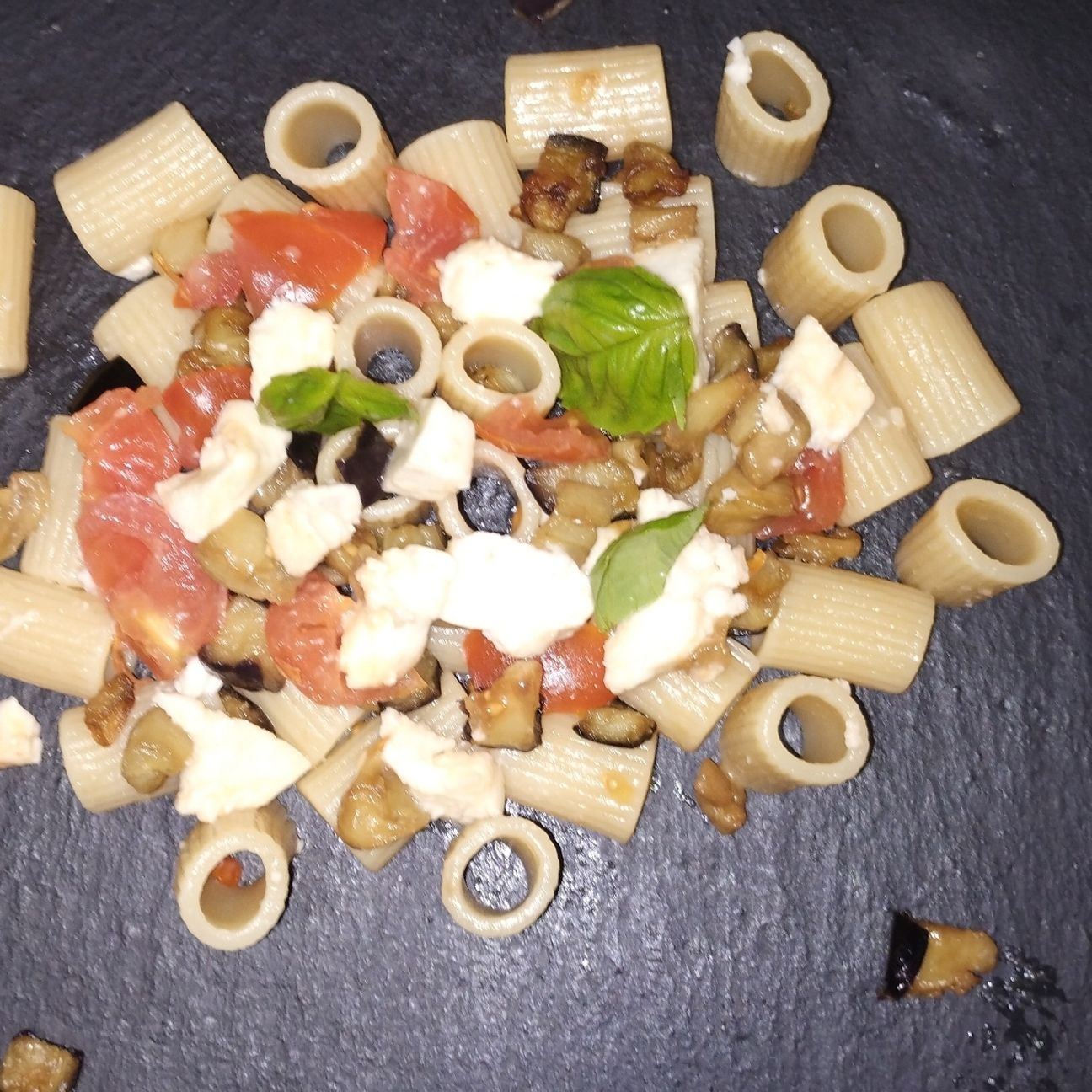 Pasta fredda alla norma scomposta