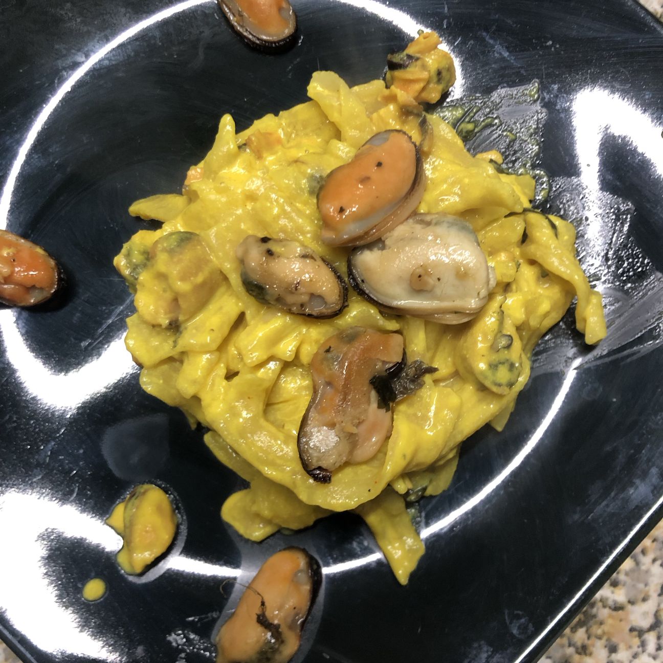 Tagliatelle con crema di ricotta e zafferano con cozze