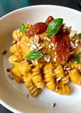 Ricetta PASTA CON CREMA DI CANNELLINI, CAROTE E POMODORI SECCHI 🌱