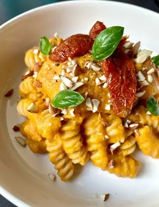 Ricetta PASTA CON CREMA DI CANNELLINI, CAROTE E POMODORI SECCHI 🌱 di nonditeloallanonna