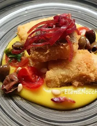 Ricetta Baccalà croccante con taggiasche, pomodorini e pinoli, su crema di patate alla curcuma e cipolla rossa glassata al balsamico di elena1982