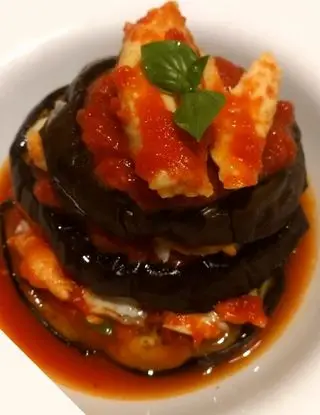 Ricetta Parmigiana di mare con melanzane grigliate, branzino con il suo sugo, provolone del Monaco e basilico. di mtarquinio1