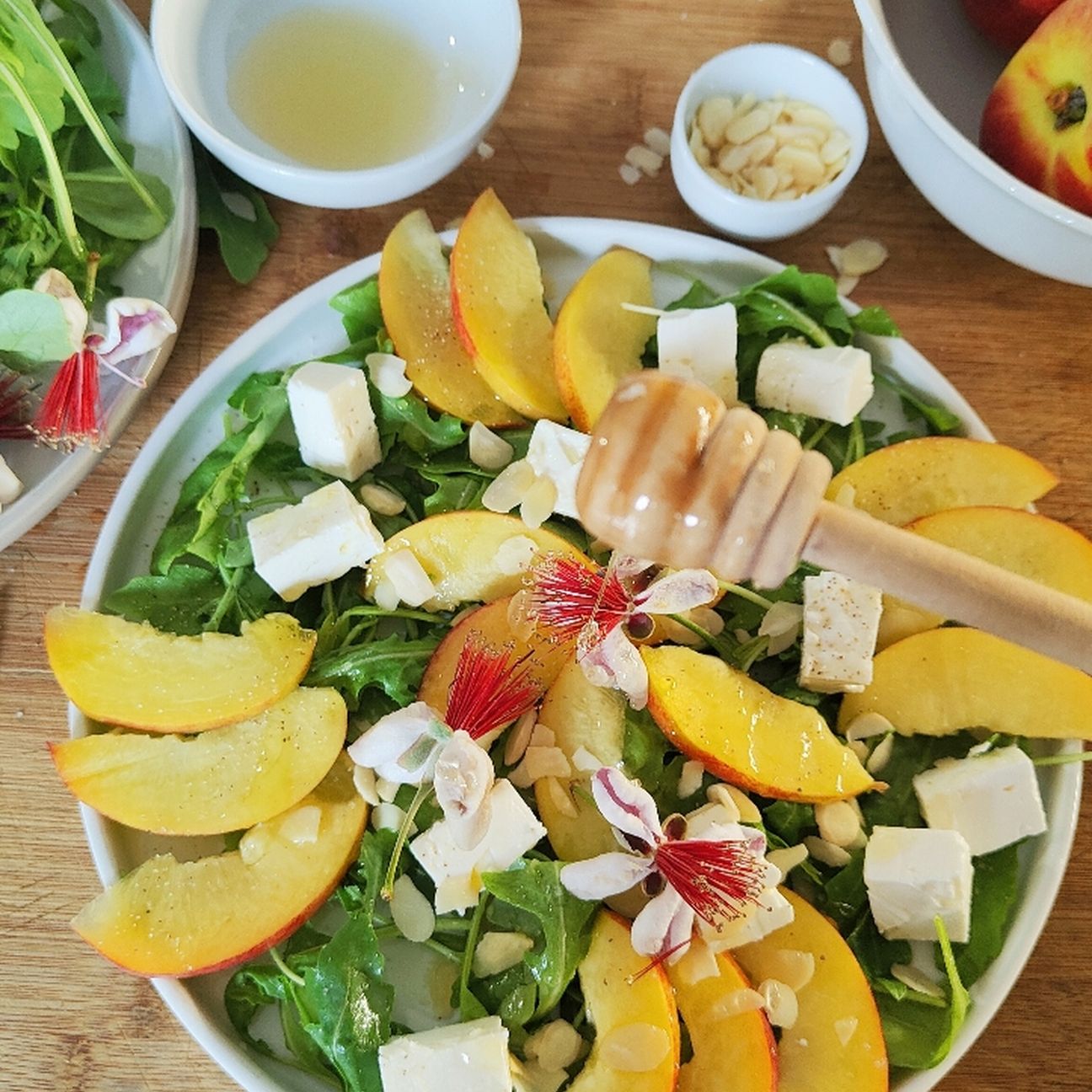 Insalata: rucola, feta e pesche noci