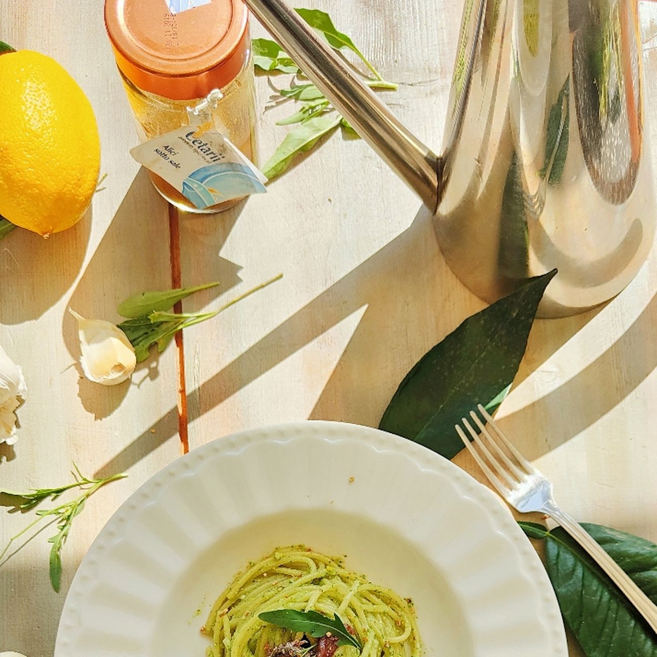 Spaghetti con pesto di rucola, limone ed alici di cetara