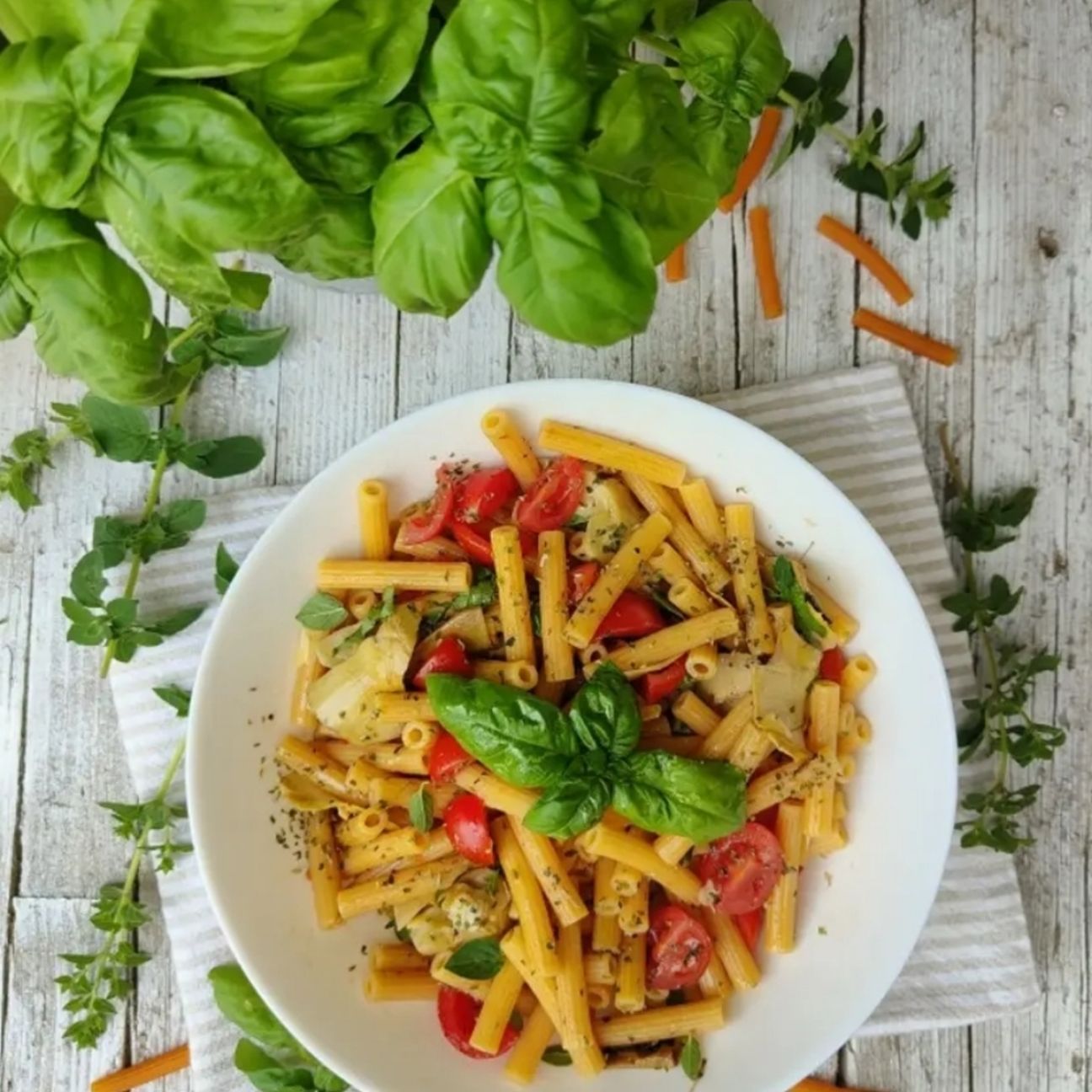 Sedanini di lenticchie, con pomodorini pachino e carciofini