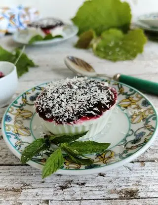 Ricetta Panna cotta con farina di cocco e coulis di gelsi di _paola_catalano
