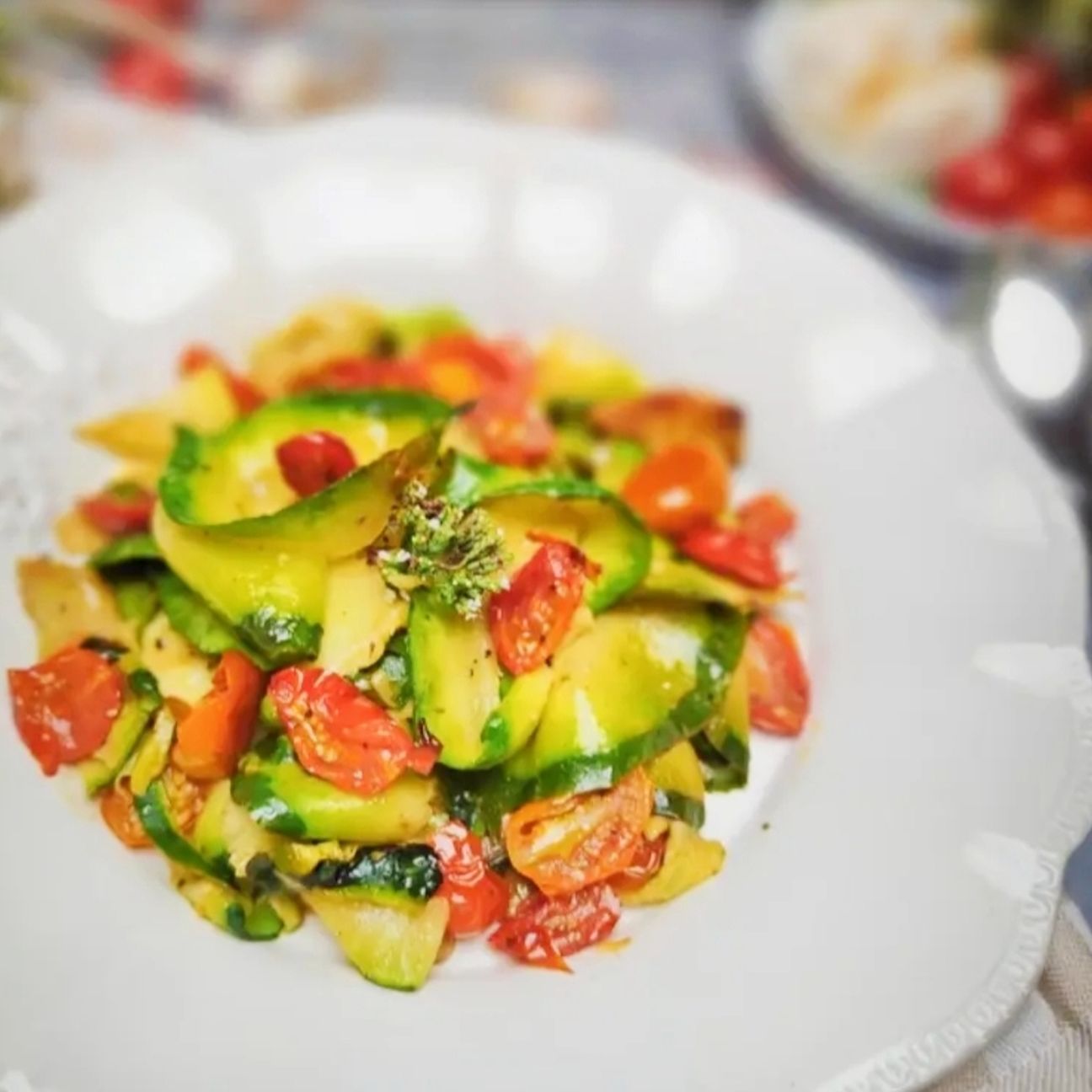 Zucchine, datterini e origano