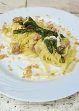 Ricetta Fettuccine asparagi, salsiccia e crema di pecorino