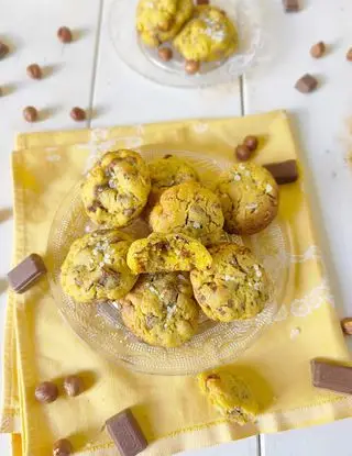 Ricetta Biscotti allo zafferano nocciole, cioccolato al latte e chicchi di sale di _paola_catalano