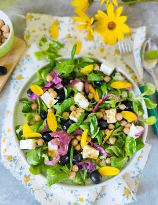 Ricetta Insalata di songino, ceci, olive feta e fiori di topinambur di _paola_catalano