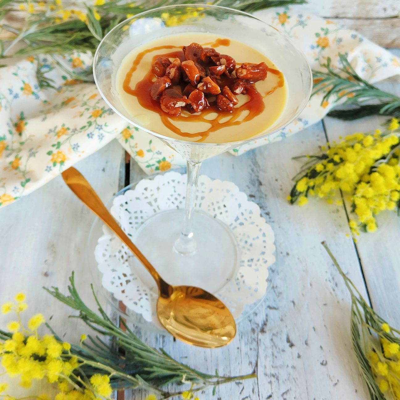 Panna cotta zafferano e arachidi caramellati