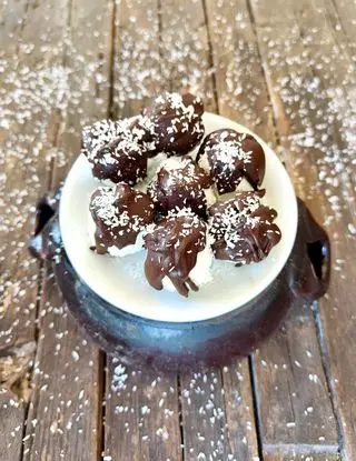 Ricetta Bon bon yogurt cocco e cioccolato fondente di _paola_catalano