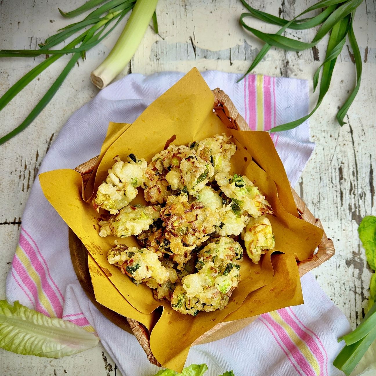 Frittelle con cipollotto e lattuga Romana