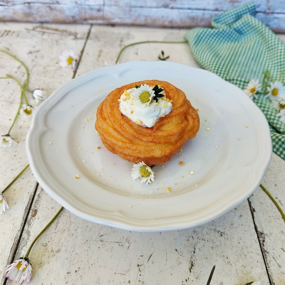 Zeppole fritte con crema di ricotta e polvere di limone