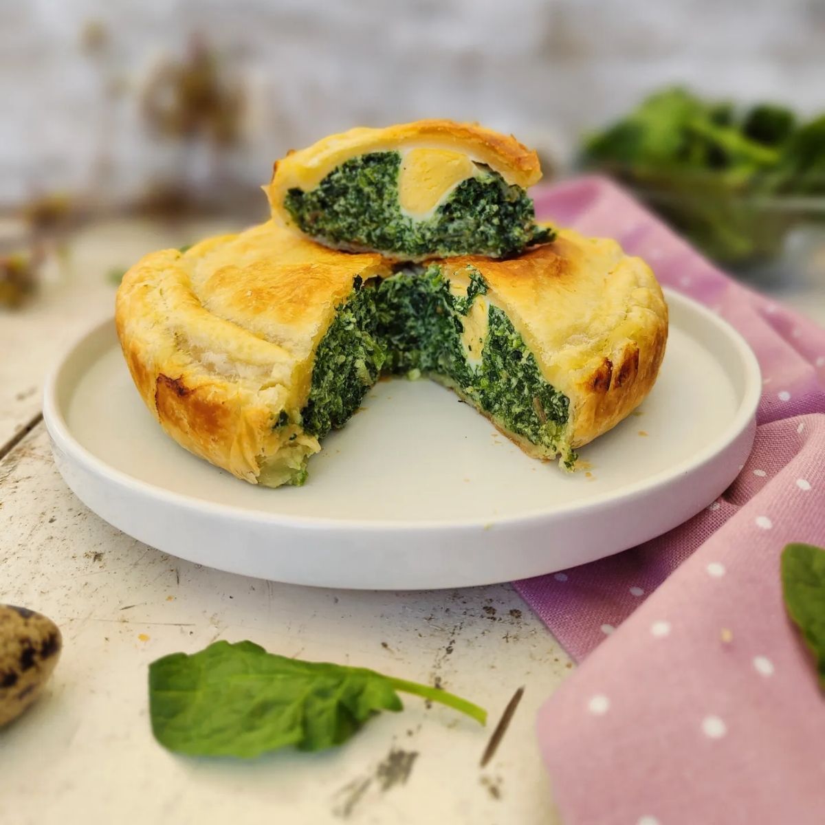 Torta pasqualina con uova di quaglia