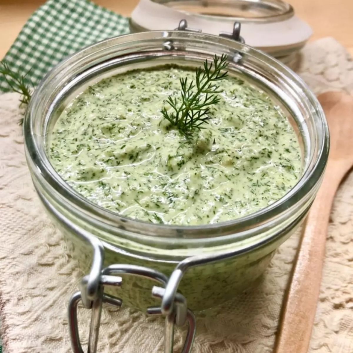 Pesto di barbe di finocchio e frutta secca