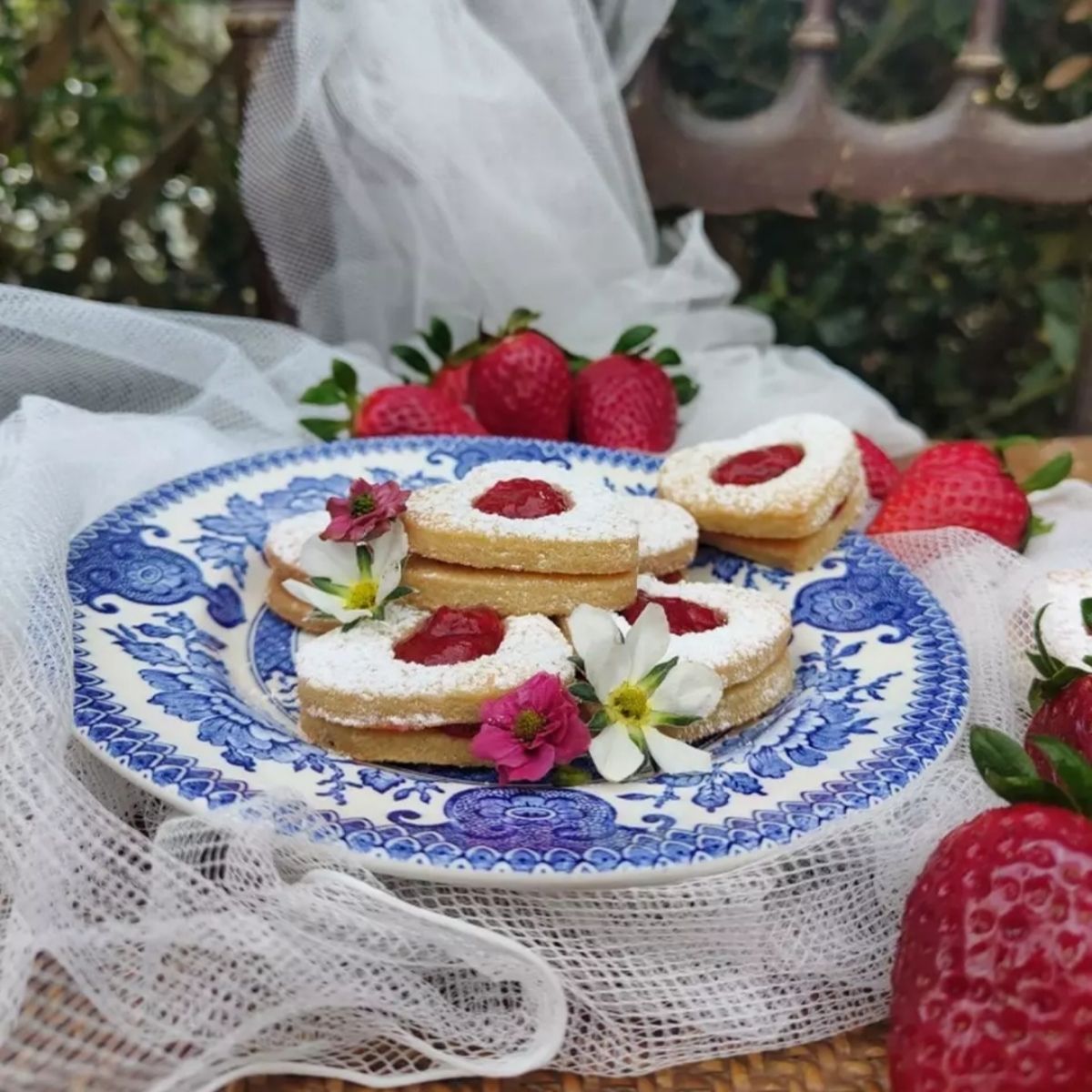 Biscotti occhi di bue con composta alle fragole