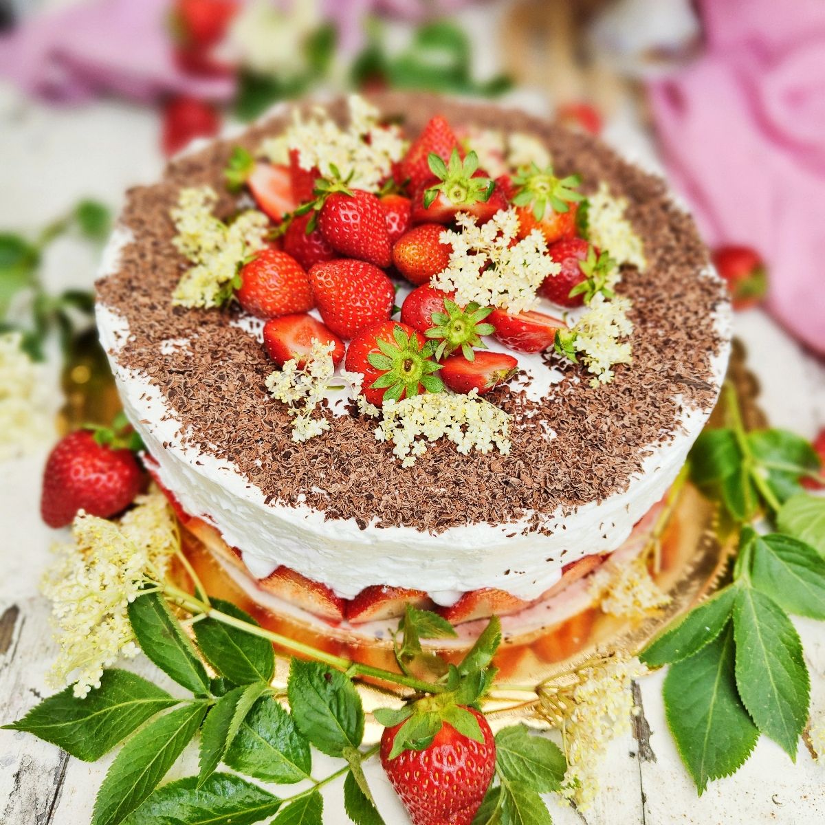 Torta alla crema di latte fragole e sambuco