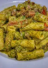 Ricetta Tortiglioni con pesto di rucola e noci, spianata piccante e pomodorini