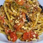 Ricetta Spaghetti con crema di peperoni, pomodorini e granella di mandorle tostate
