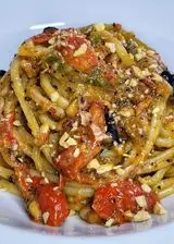 Ricetta Spaghetti con crema di peperoni, pomodorini e granella di mandorle tostate