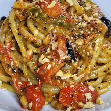 Ricetta Spaghetti con crema di peperoni, pomodorini e granella di mandorle tostate di robertoscianna83