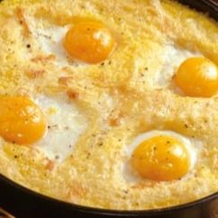 Polenta con le uova all'occhio
