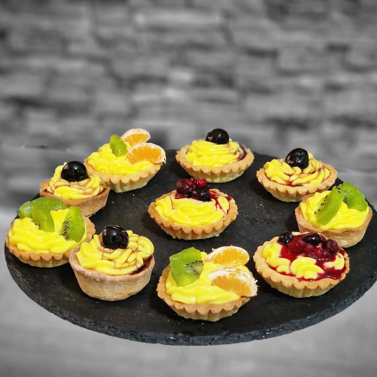 Cestini di frolla con crema pasticcera e frutta