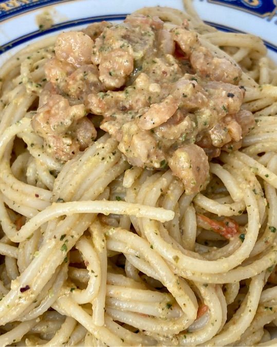 Spaghetti con pesto di zucchine, gamberetti e pomodorini