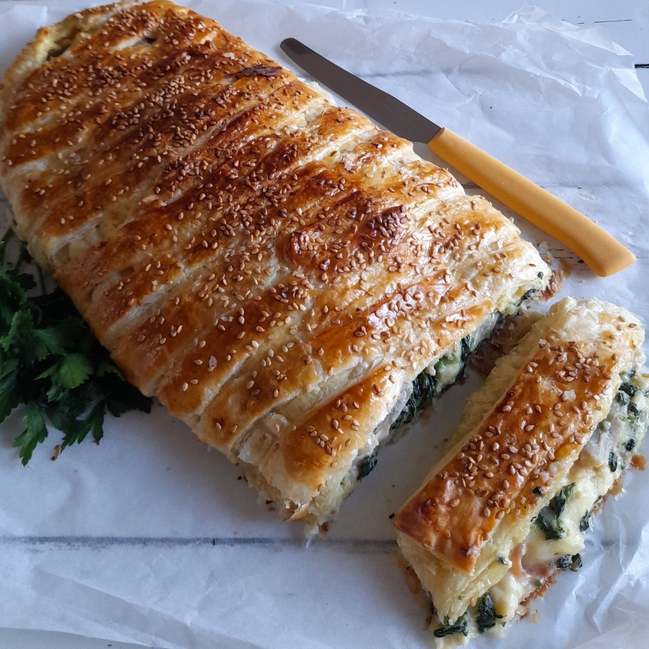 Polpettone di patate in crosta di pasta sfoglia.