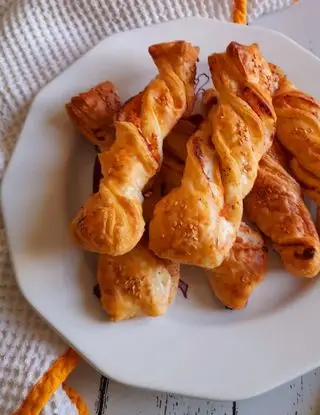 Ricetta Tortiglioni di pasta sfoglia ripieni di salmone e robiola. di anna_di_meo