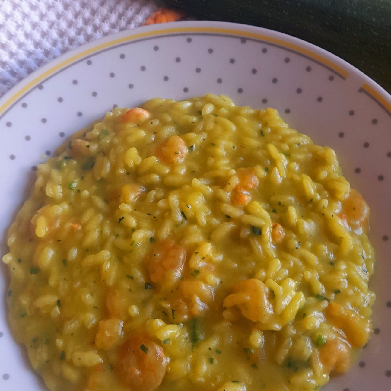 Risotto con zucchine, gamberetti e zafferano.