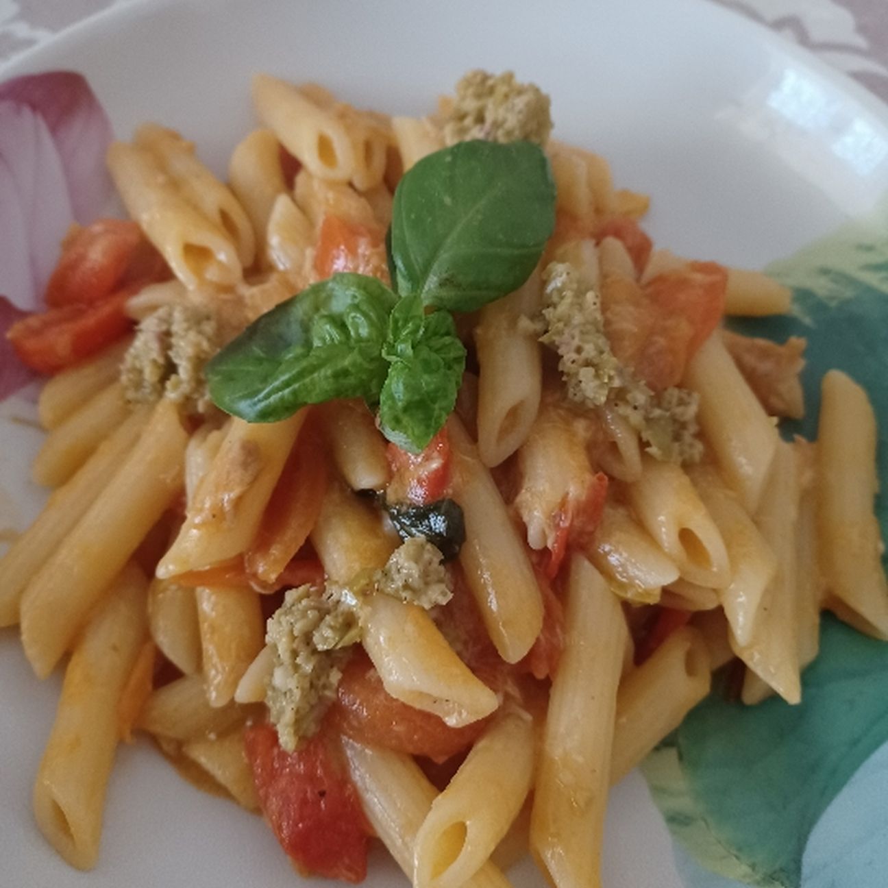 Penne con tonno pomodorini e pesto di olive verdi