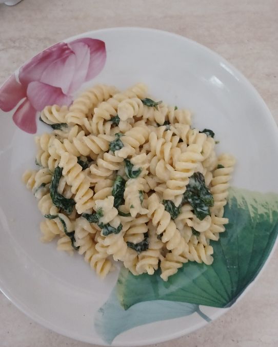 Fusilli con spinaci , in crema di taleggio e pecorino