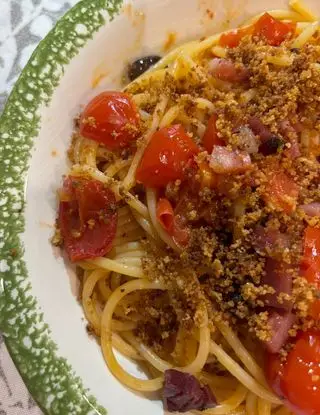 Ricetta Spaghetti con pomodorini, olive taggiasche , speck e pan grattato croccanti 🍅 di katy.97