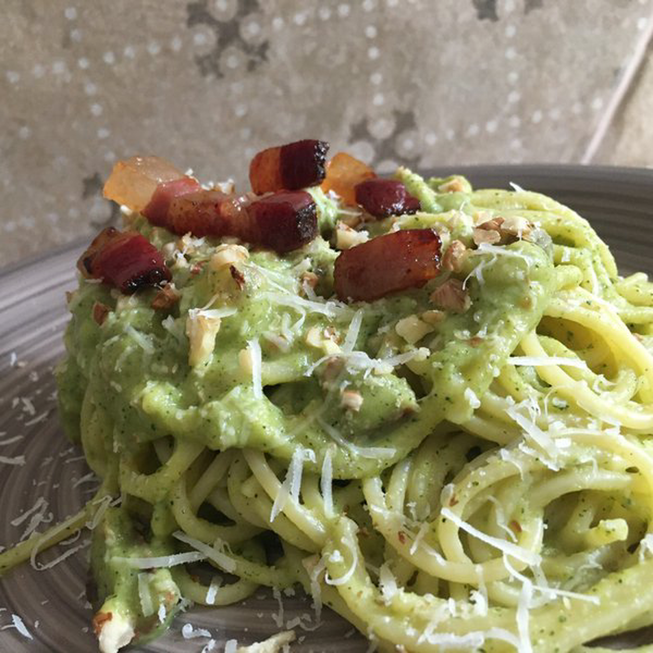 Spaghetti alla crema di zucchine, con noci, guanciale e pecorino.