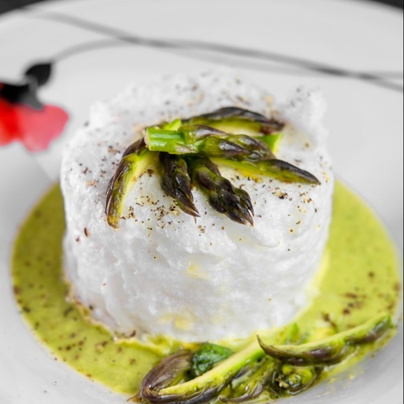 ☁️Nuvola d’uovo, crema e insalatina di asparagi, pepe di sichuan
