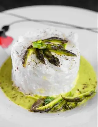 Ricetta ☁️Nuvola d’uovo, crema e insalatina di asparagi, pepe di sichuan di Papachef.italia