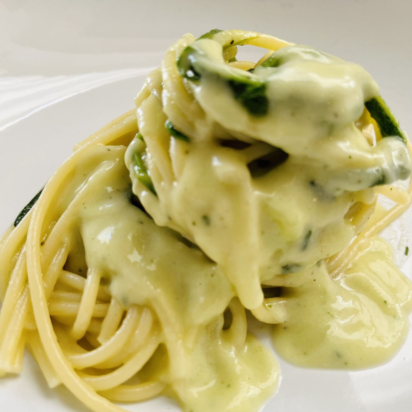 Spaghetti integrali con crema di zucchine - Il sapore rustico e genuino in  un primo piatto da leccarvi i baffi